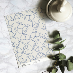 Echantillon papier peint graphique aux formes architecturales d'arbres dessiné à l'encre bleue sur fond beige.