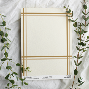 Echantillon A4 du papier peint à carreaux ocre Sabres sur fond blanc pour un style rétro.