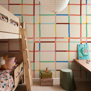 Papier peint à grands carreaux format XXL colorés et joyeux sur fond beige pour chambre d'enfant.